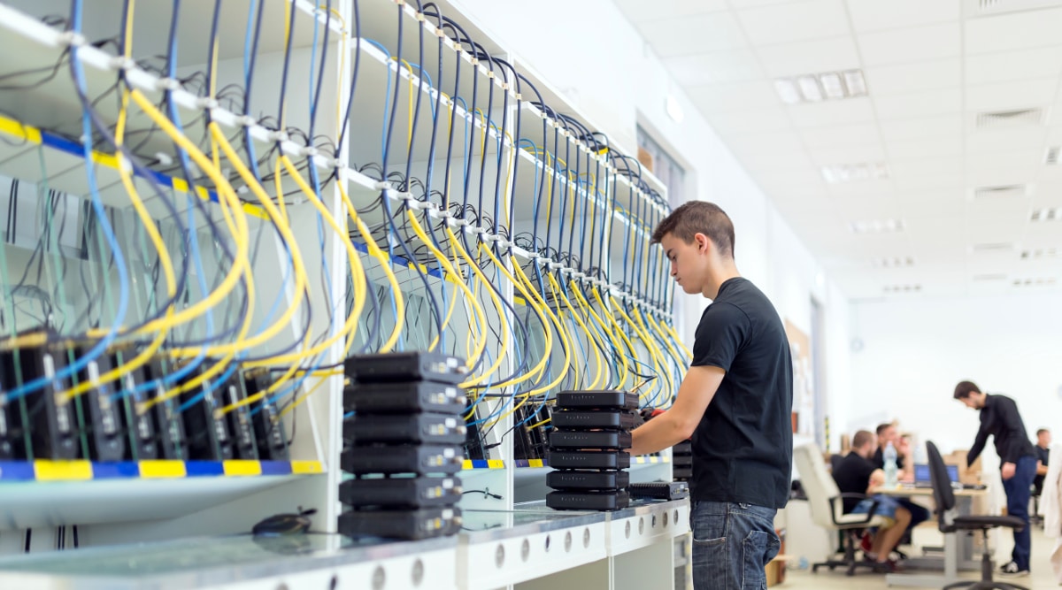 Networking hardware test bench at modern technology Total Contadores - Contabilidade Especializada para Prestadores de Serviços